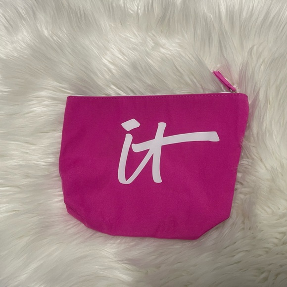 ⛄️CLEARANCE⛄️ NWOT IT Cosmetics makeup bag - Picture 1 of 6